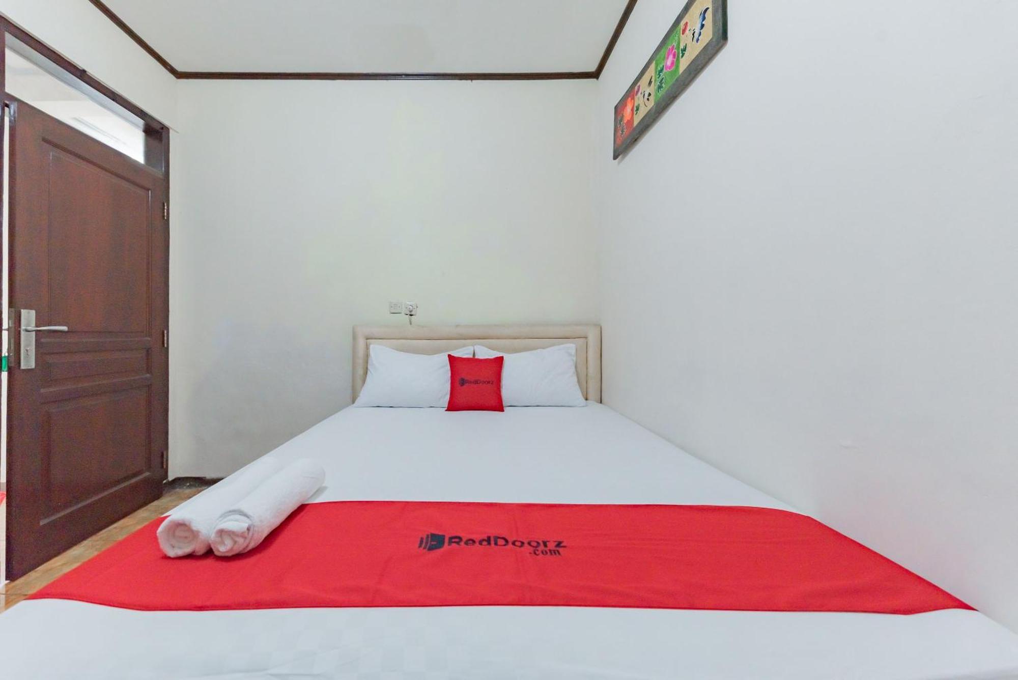 Hotel Reddoorz Near Cikole Lembang Esterno foto
