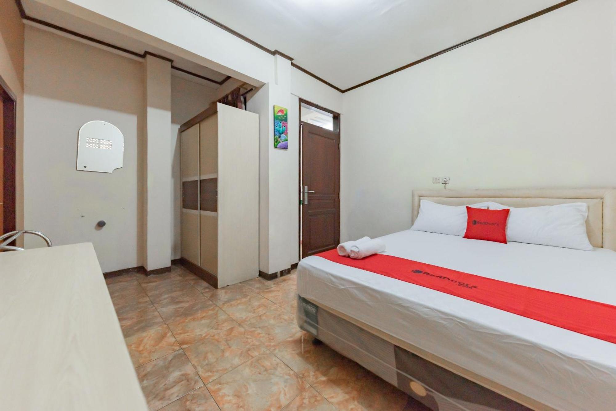 Hotel Reddoorz Near Cikole Lembang Esterno foto