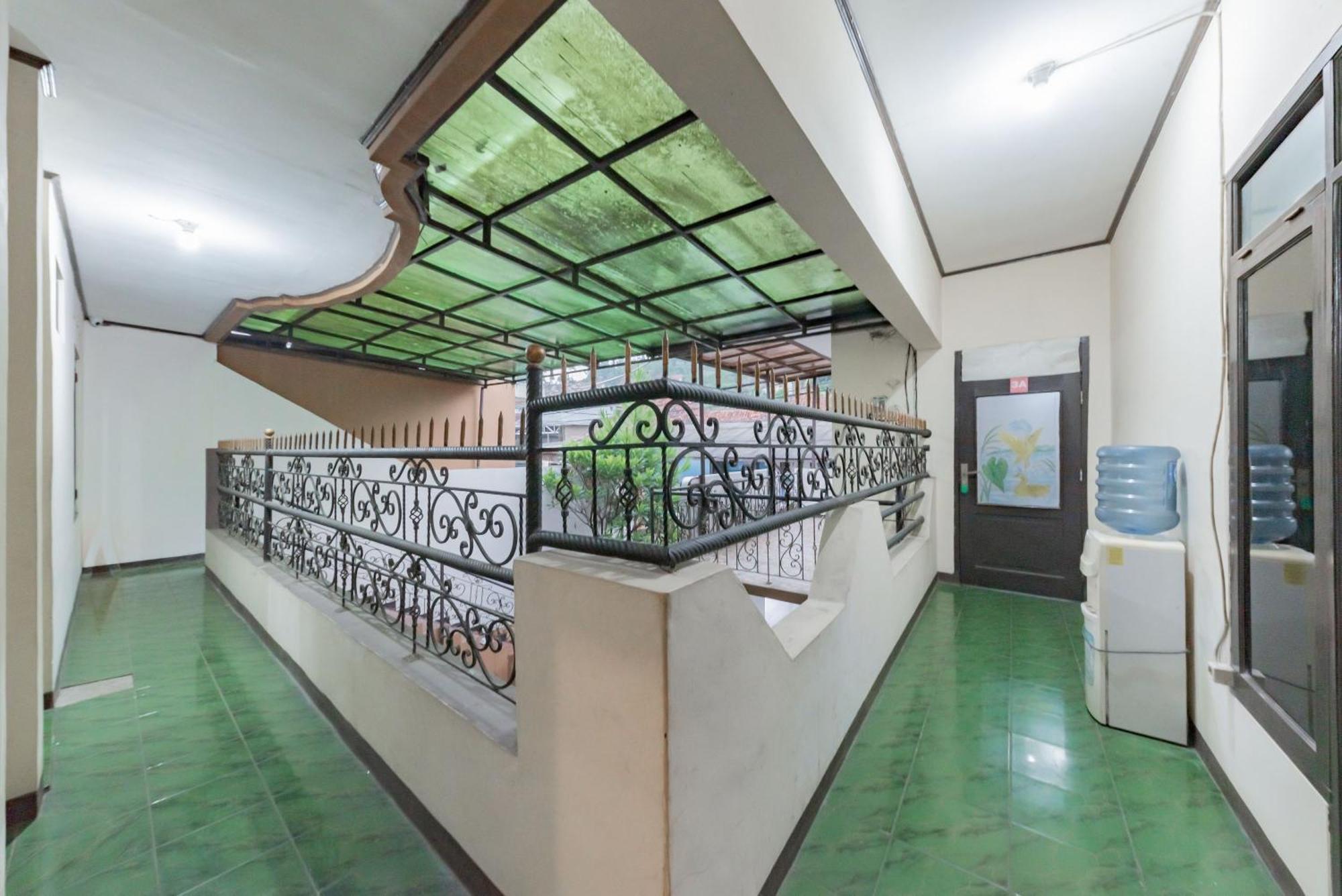 Hotel Reddoorz Near Cikole Lembang Esterno foto