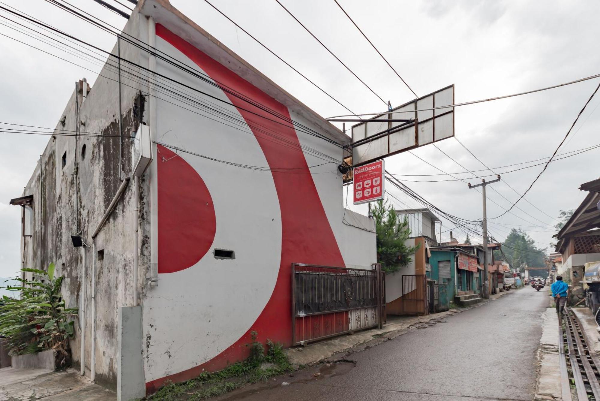 Hotel Reddoorz Near Cikole Lembang Esterno foto