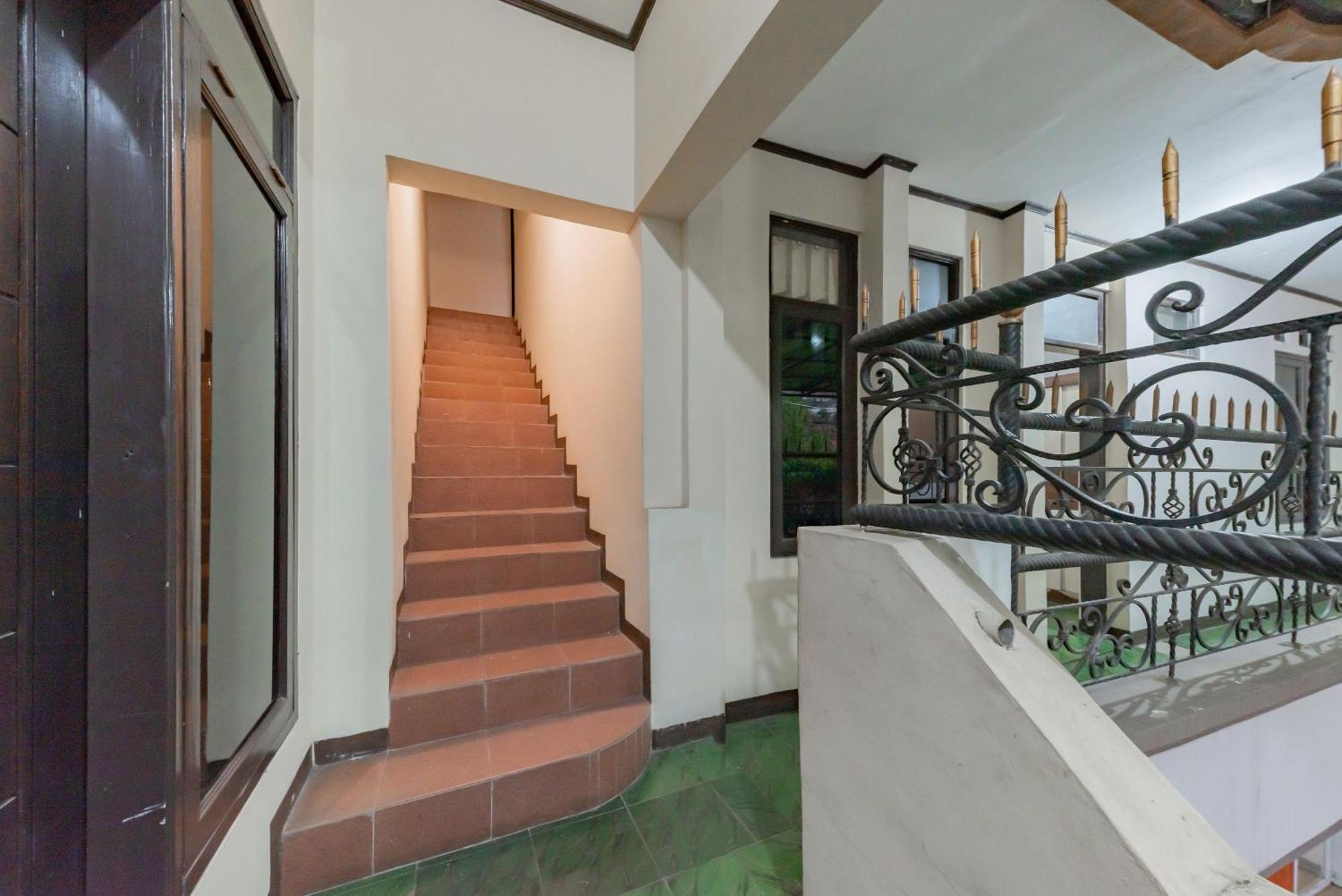 Hotel Reddoorz Near Cikole Lembang Esterno foto