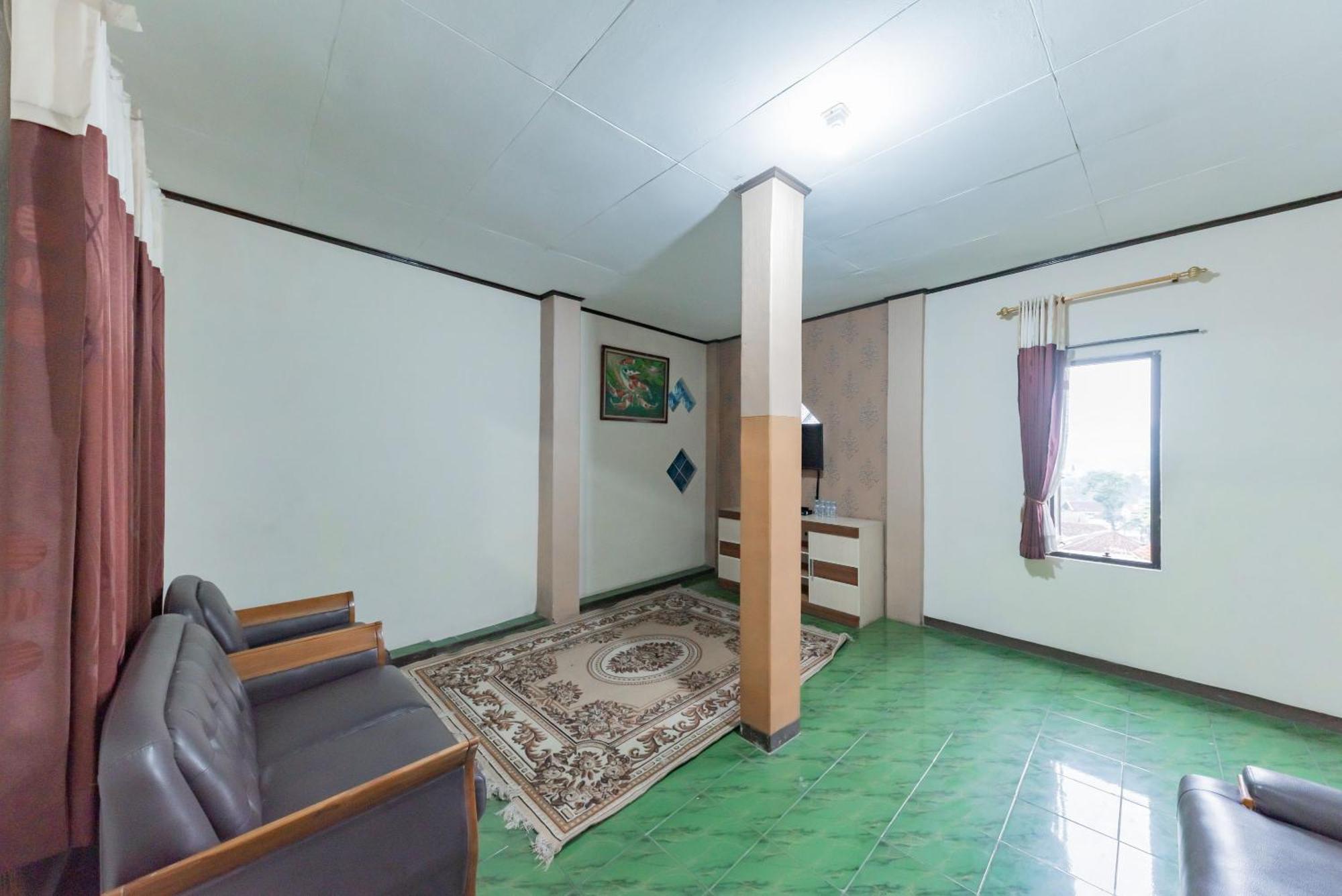 Hotel Reddoorz Near Cikole Lembang Esterno foto