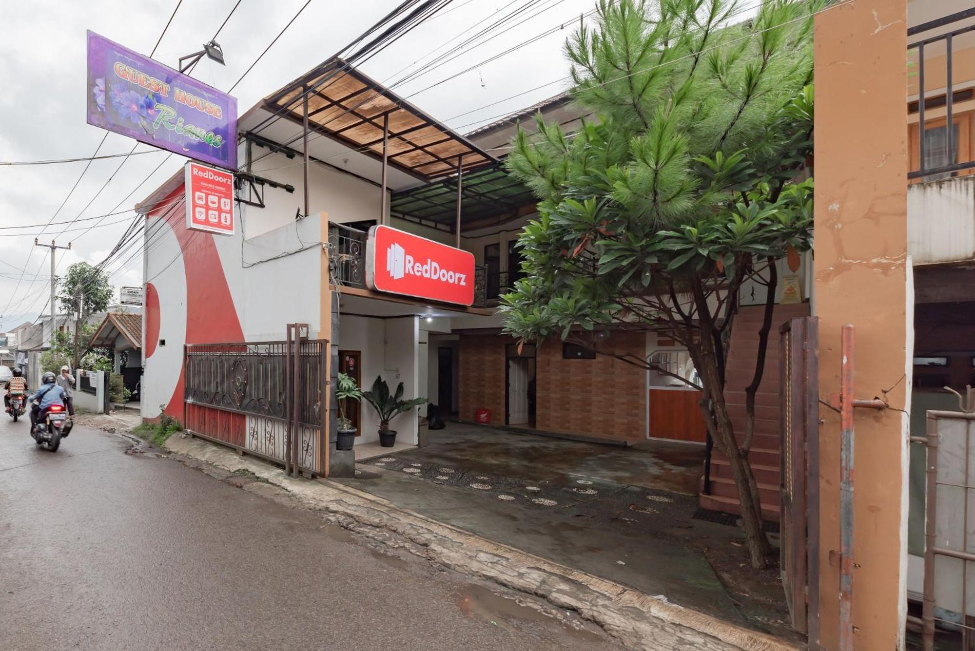 Hotel Reddoorz Near Cikole Lembang Esterno foto