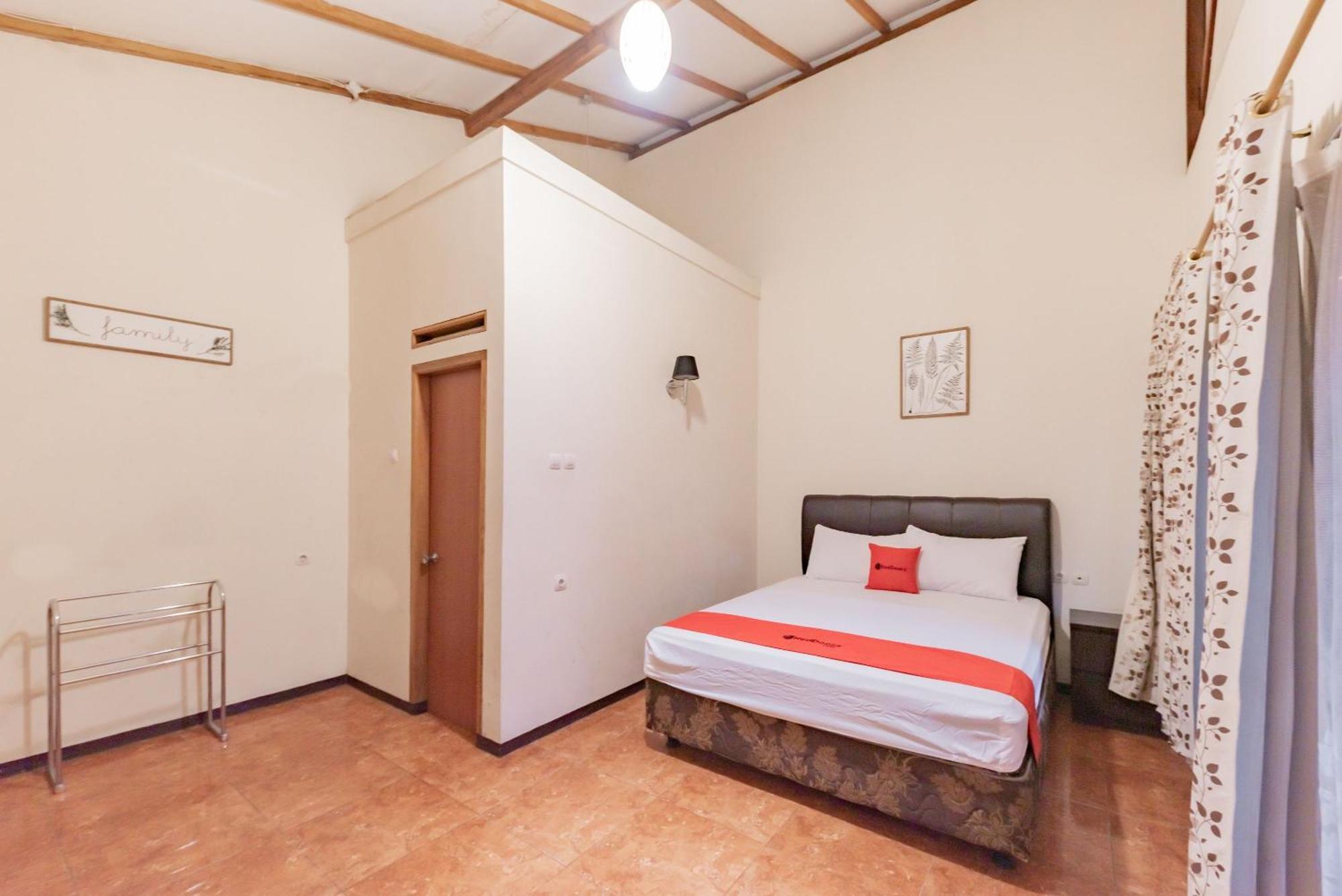 Hotel Reddoorz Near Cikole Lembang Esterno foto