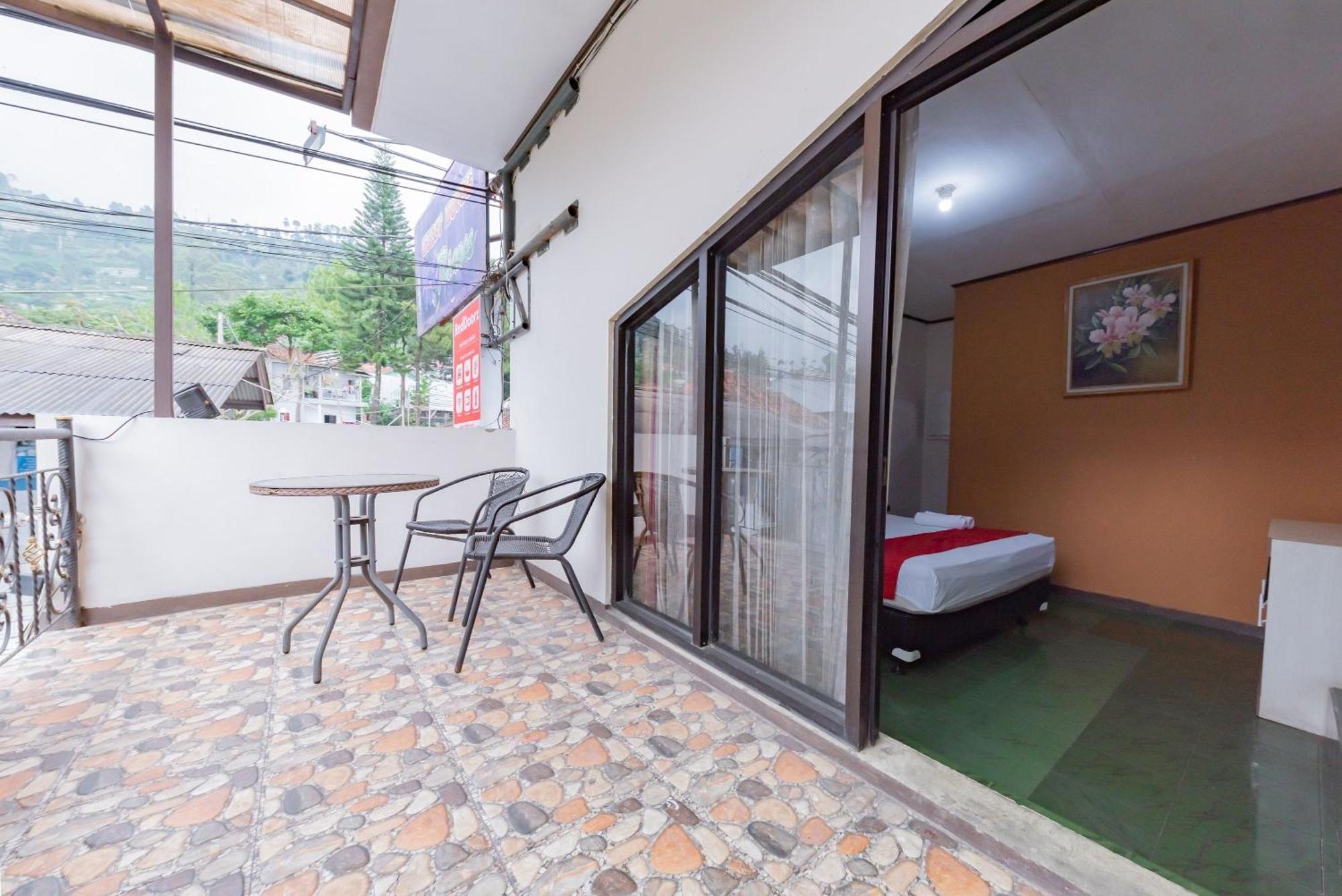 Hotel Reddoorz Near Cikole Lembang Esterno foto