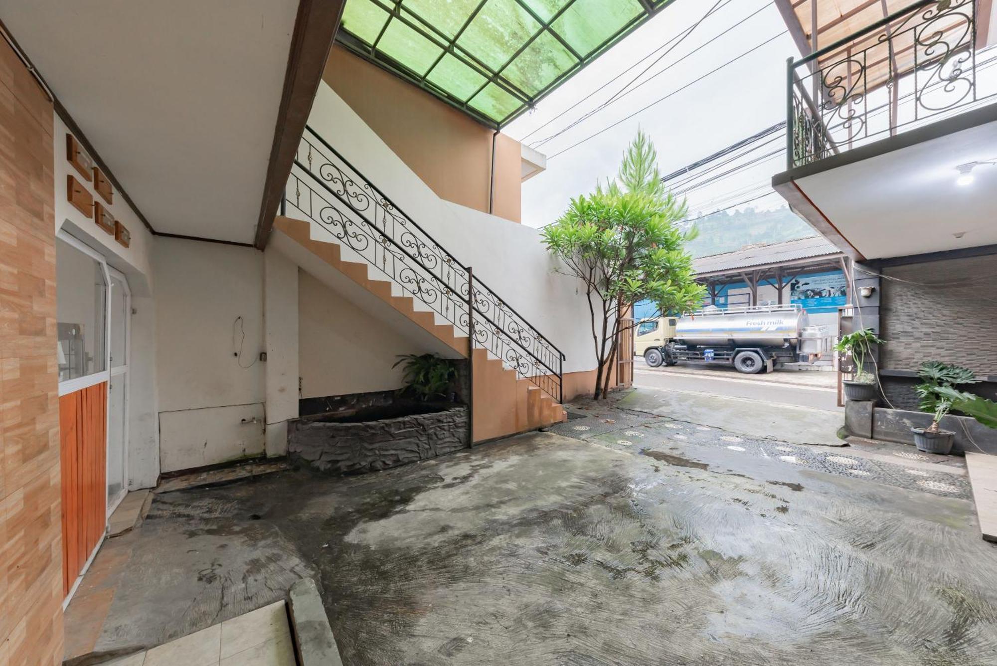 Hotel Reddoorz Near Cikole Lembang Esterno foto